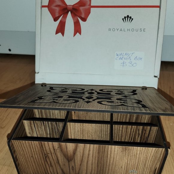 ROYAL HOUSE WALNUT CARVED BOX - Picture 4 of 5